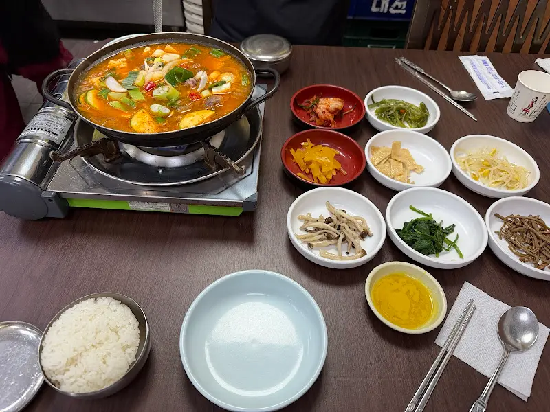 정갈하게 차려진 밑반찬과 스지 된장찌개의 모습