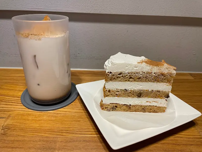 밀크티와 당근 케이크