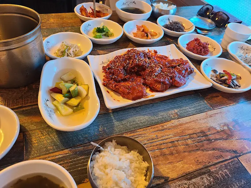 테이블 가득 차려진 뽈구이