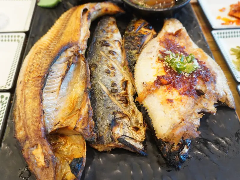 윤기가 흐르는 다양한 생선구이