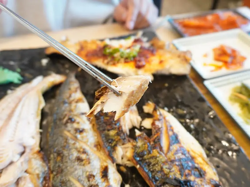젓가락으로 집어 올린 고등어 살점