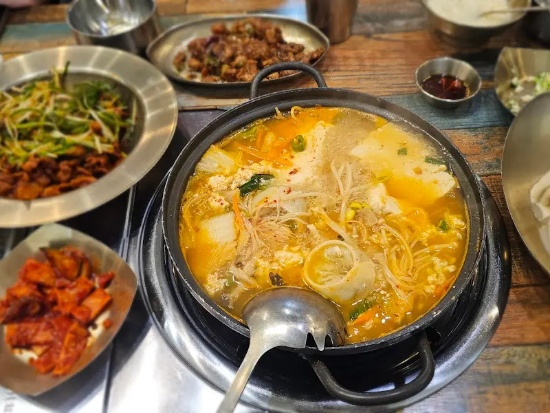 두부전골 테이블 세팅
