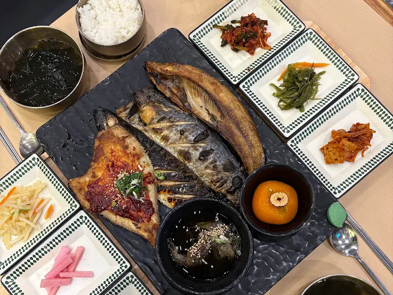 한상 가득 차려진 푸짐한 생선구이 정식