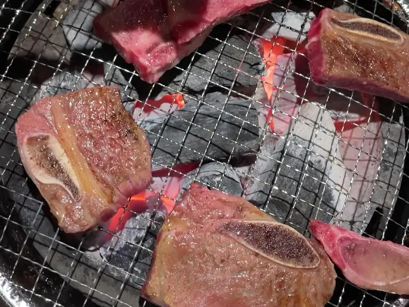 숯불 위에 구워지는 특생갈비