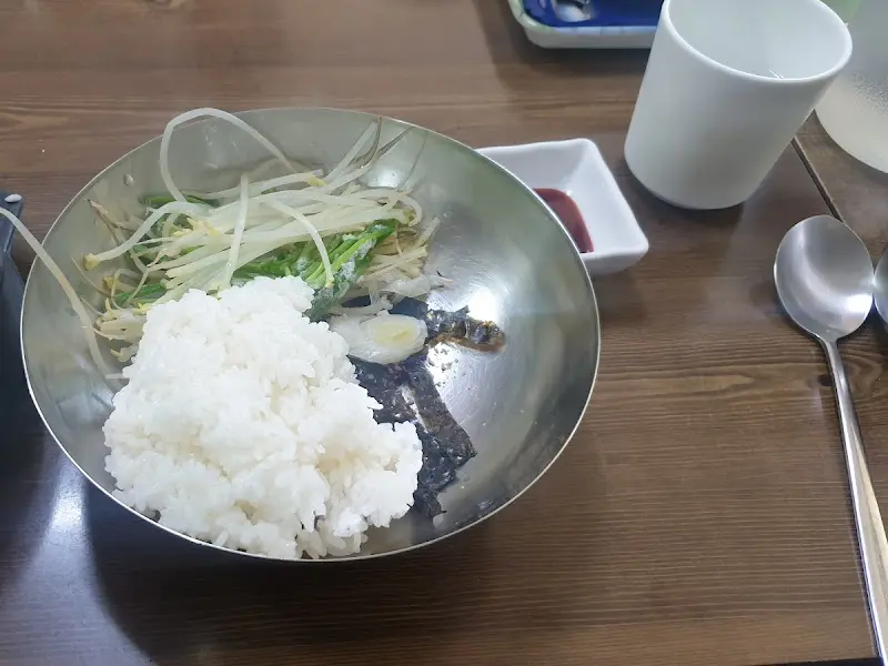 복국에 들어있는 콩나물과 야채를 건져 비빔밥을 만드는 모습