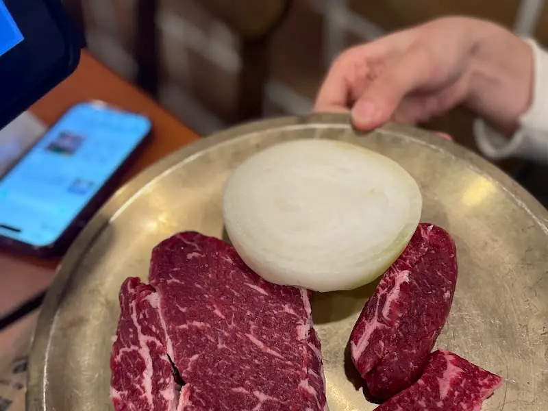 두툼하게 썰린 드라이에이징 한우