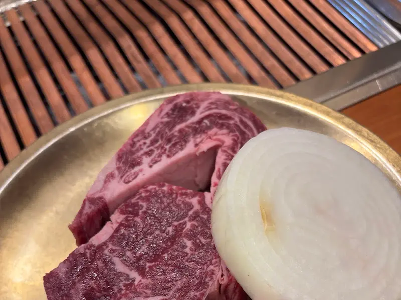 잘 구워진 한우 한 점과 구운 양파