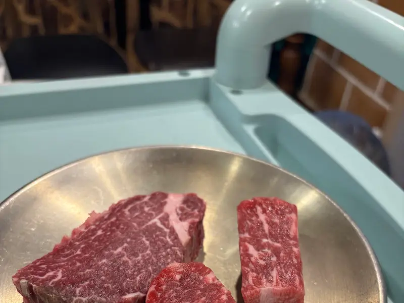 테이블로 서빙되고 있는 한우