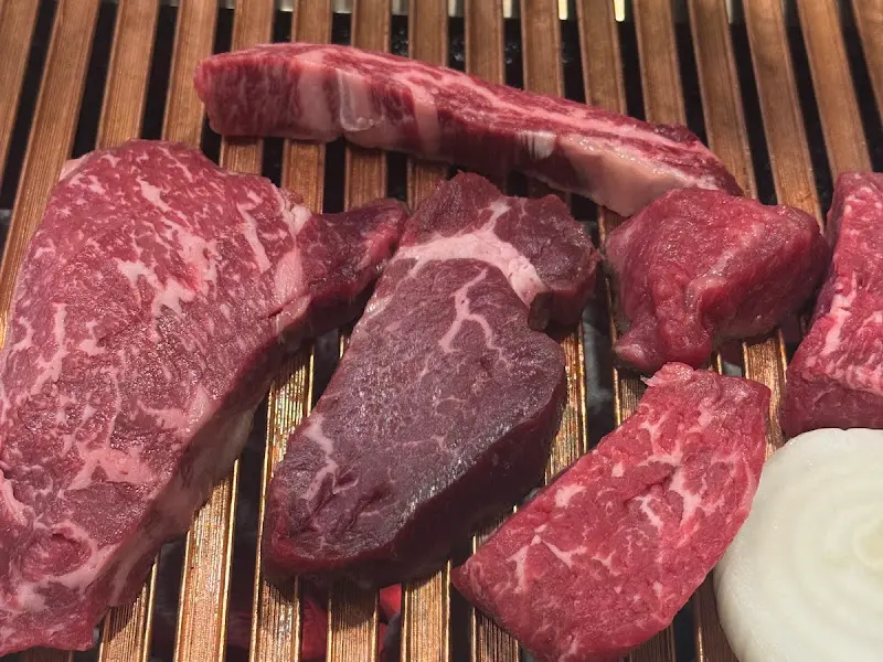 숯불 위에서 익어가는 다양한 부위의 한우