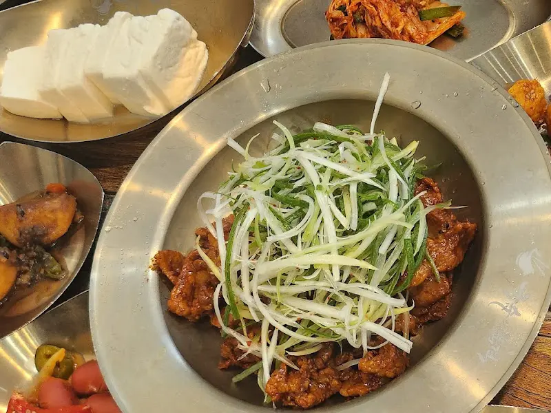 제육볶음과 곁들여진 신선한 야채