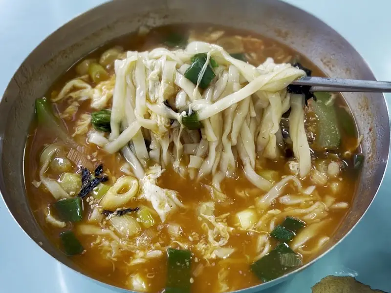 대우칼국수 면 들어올리는 모습