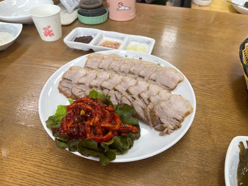 윤기가 자르르 흐르는 수육