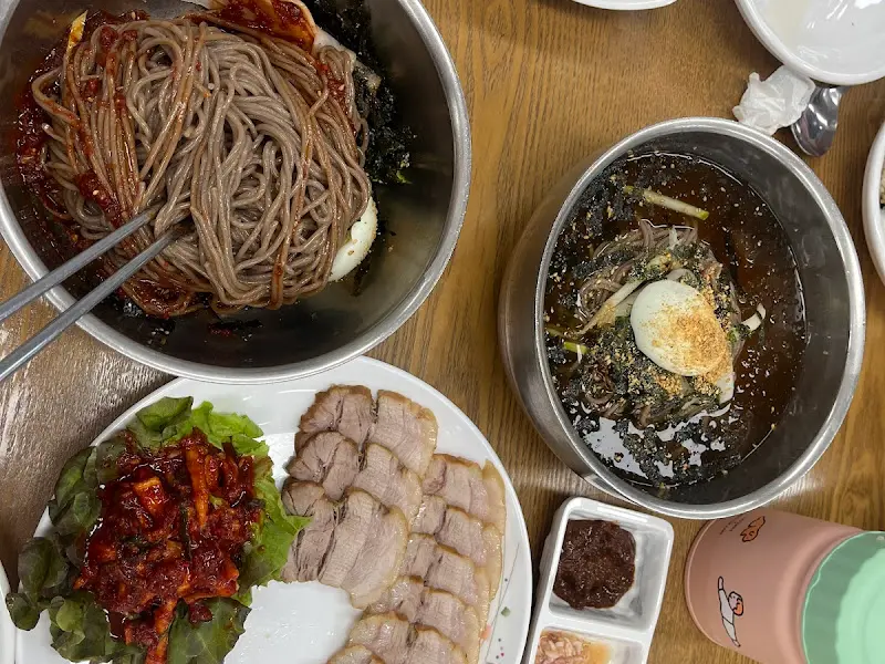 물막국수, 비빔막국수, 수육 한 상 차림