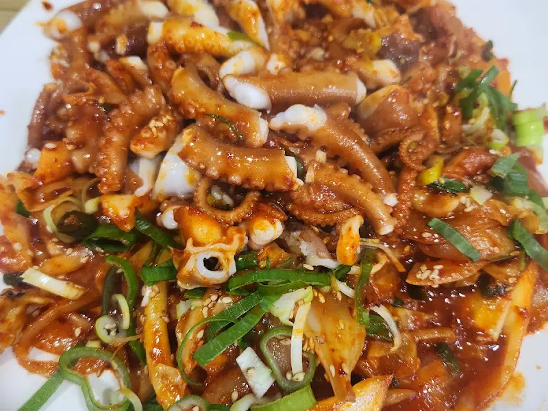 윤기가 흐르는 낙지볶음