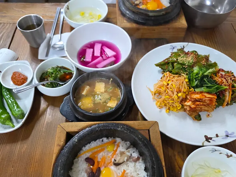 한 상 가득 차려진 돌솥밥 정식