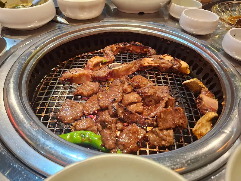 숯불 위에 구워지는 돼지갈비