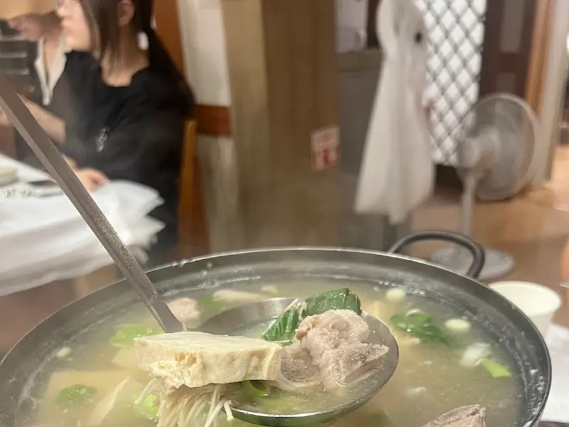 국자로 젓국갈비를 뜨는 모습