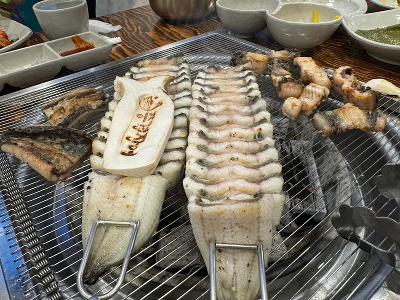 숯불 위에서 노릇하게 익어가는 장어