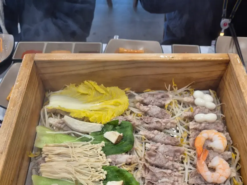 편백찜 재료가 담긴 나무 상자