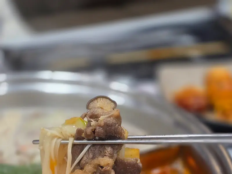 샤브샤브에 넣을 신선한 야채와 고기