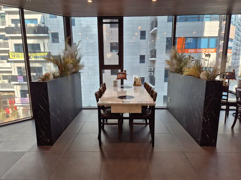 넓은 창가 좌석