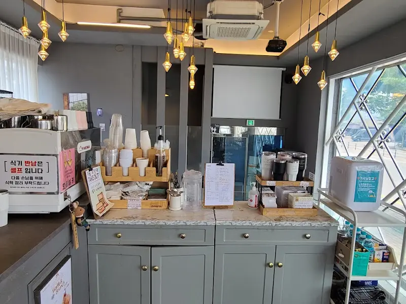 깔끔하게 정돈된 카운터와 쇼케이스