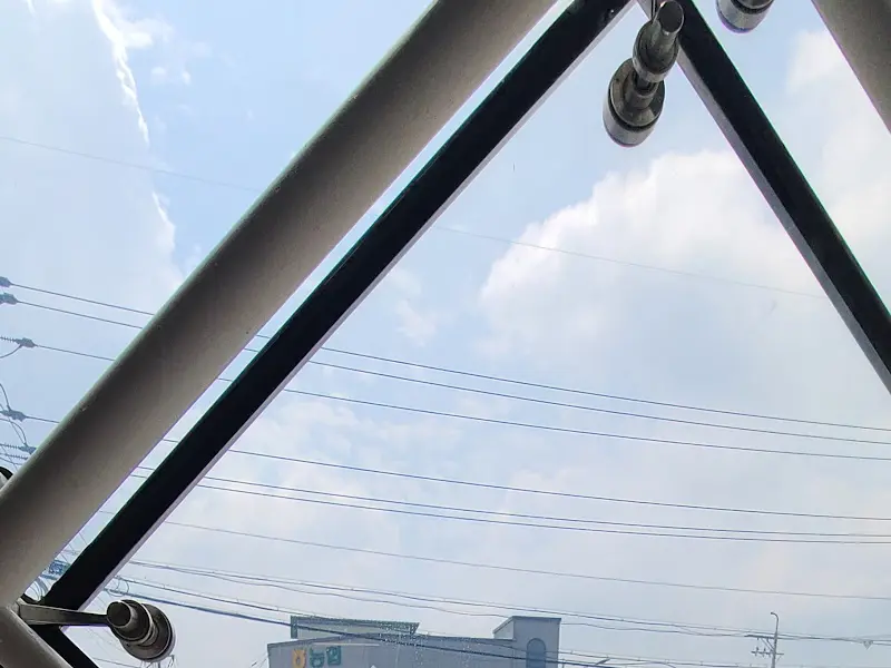 카페 내부에서 올려다본 하늘