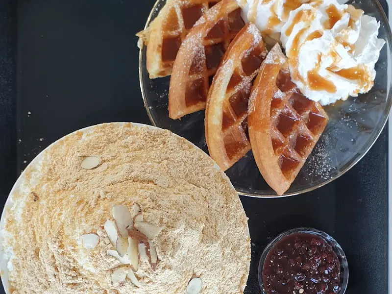 보기만 해도 황홀한 딸기 와플과 팥빙수