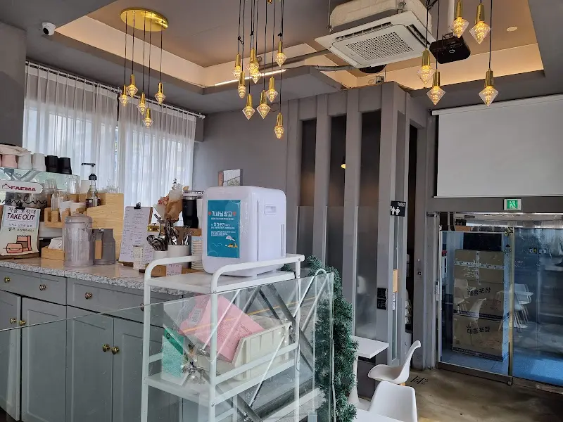 아늑한 분위기의 카페 내부