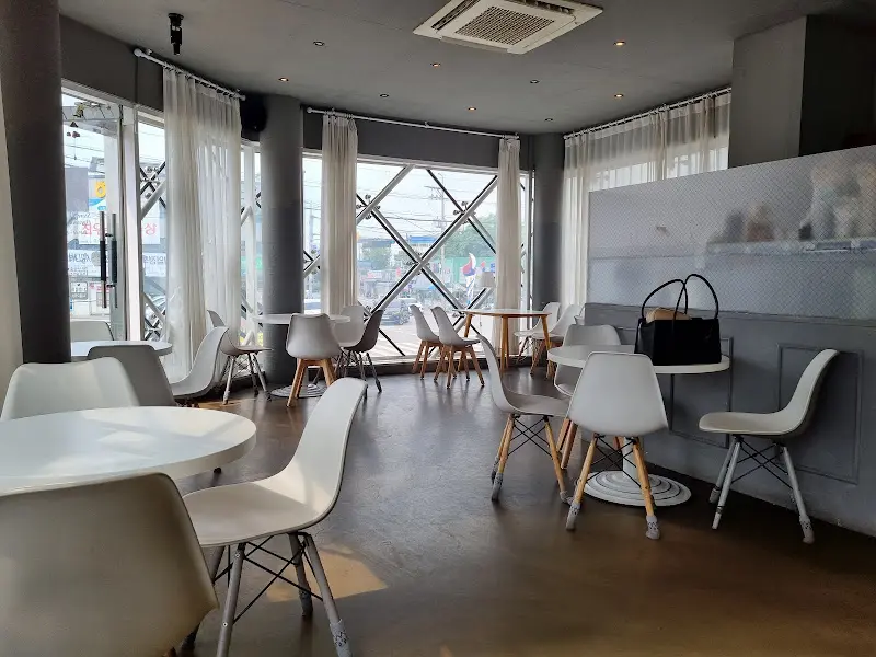 카페 내부 테이블 좌석