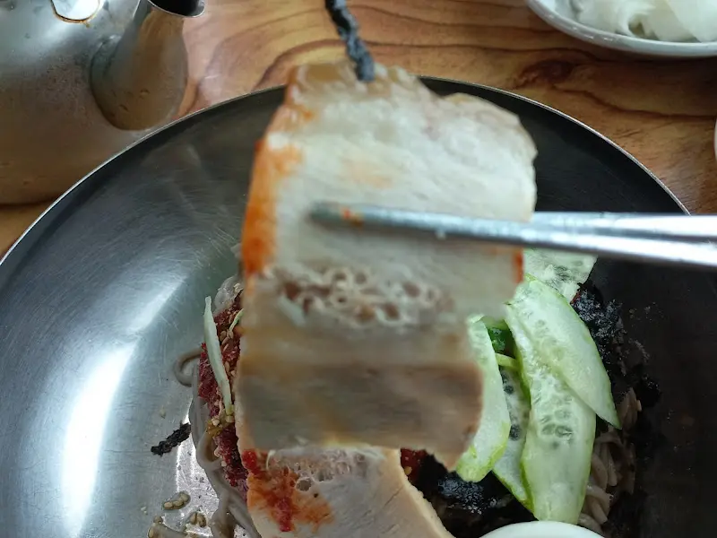 막국수 위에 올려진 수육