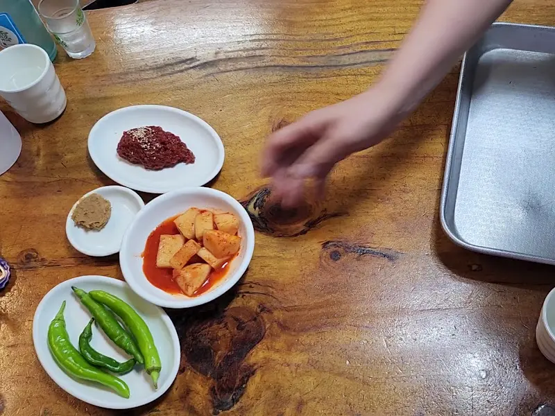 정갈하게 담겨 나온 밑반찬