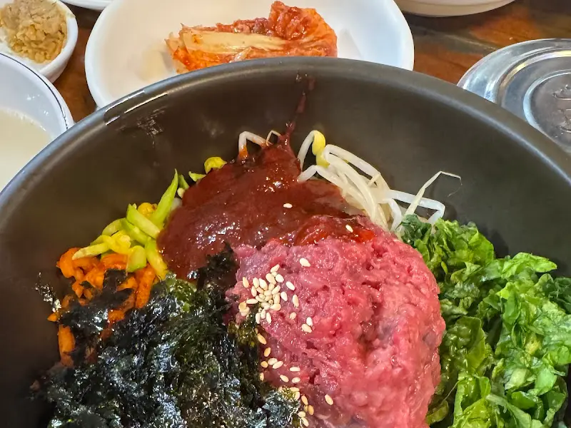 푸짐한 육회비빔밥 한 그릇