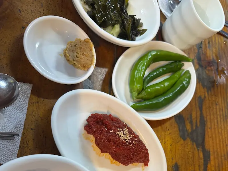 다채로운 밑반찬 구성