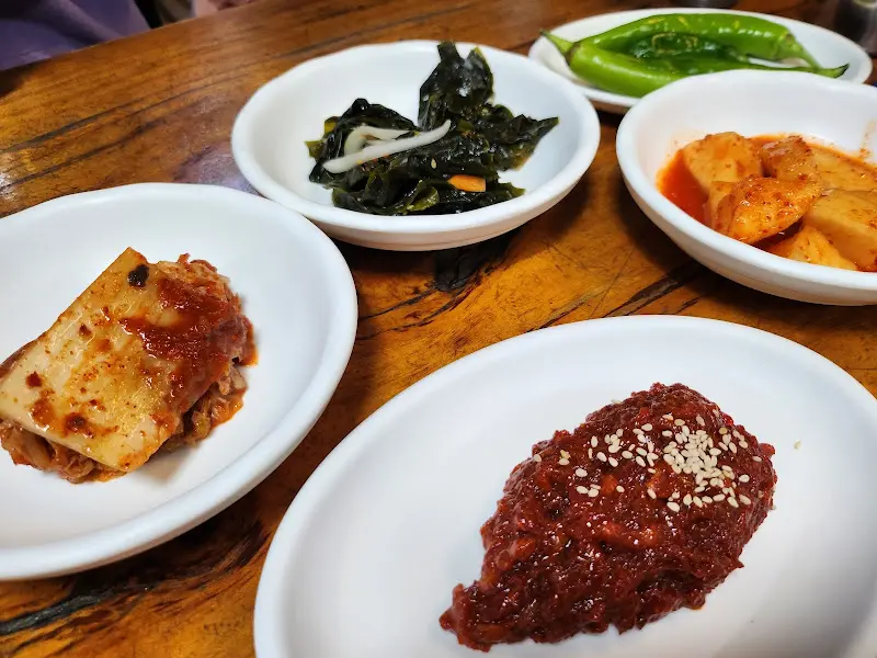 싱싱한 채소와 육회의 조화