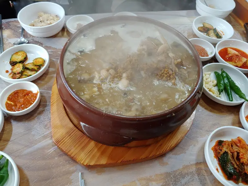 옻오리탕이 담긴 뚝배기