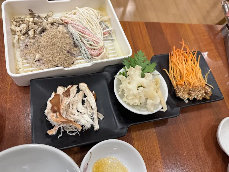 칼국수 사리와 다양한 버섯