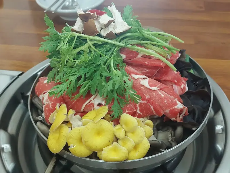 소고기와 함께 끓여진 버섯 샤브샤브