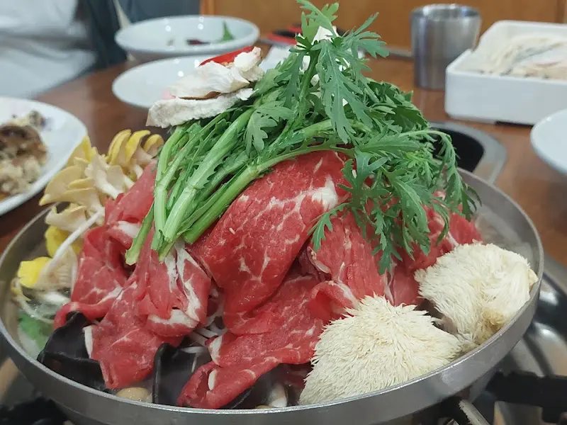 테이블 가득 차려진 버섯 샤브샤브 한 상 차림