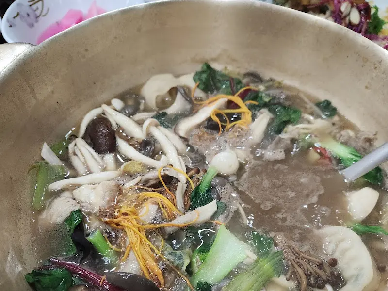 다양한 종류의 버섯이 들어간 샤브샤브