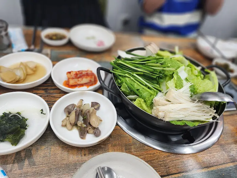 푸짐하게 차려진 오리 샤브샤브 한 상