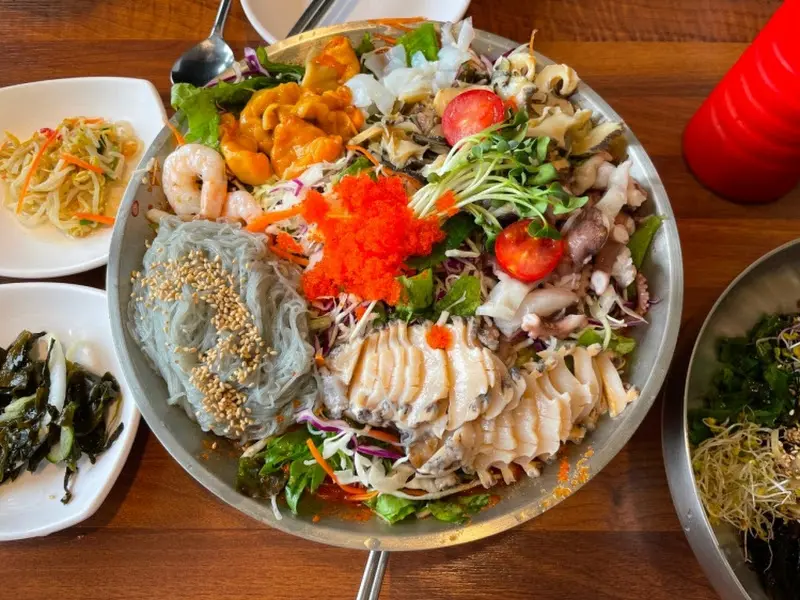 푸짐한 전복해물물회 한상차림