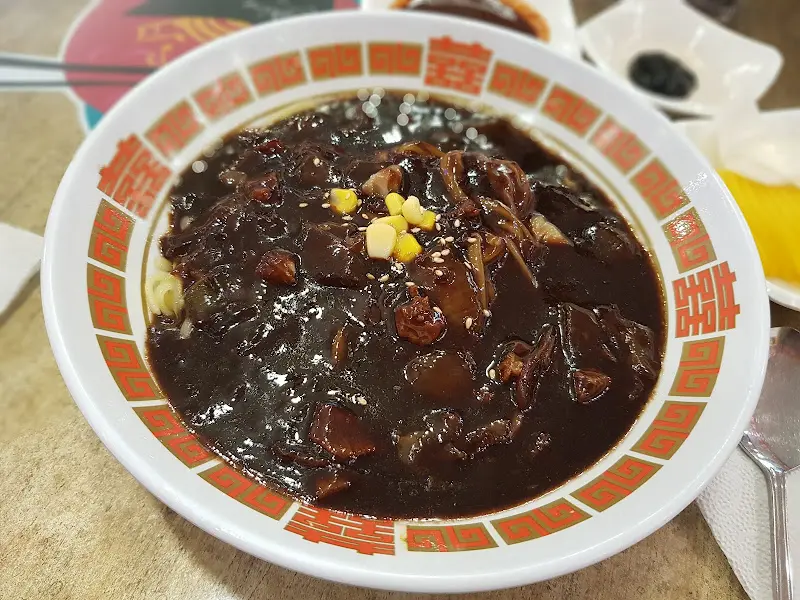 윤기가 흐르는 짜장면 곱빼기