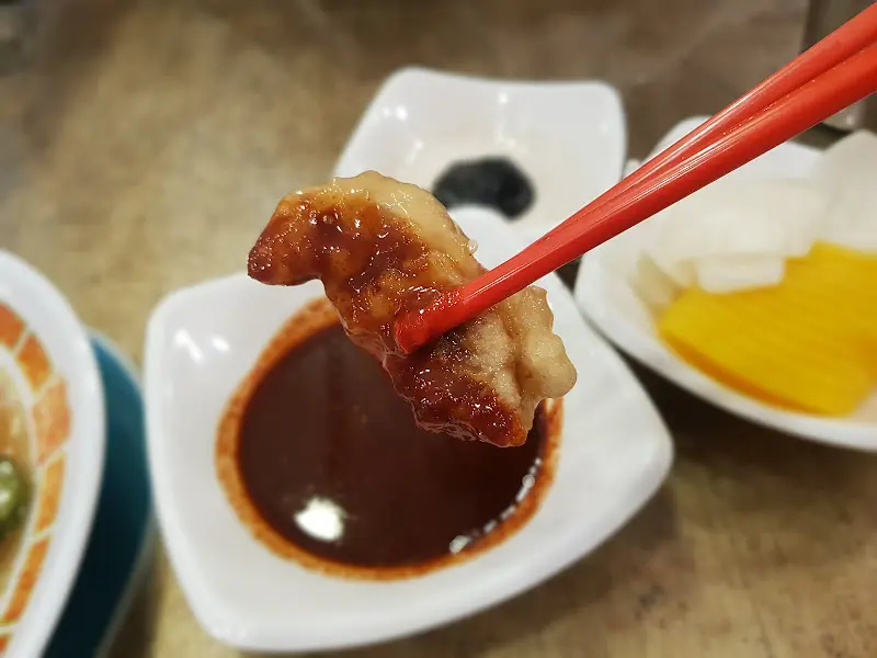 탕수육을 소스에 찍어먹는 모습