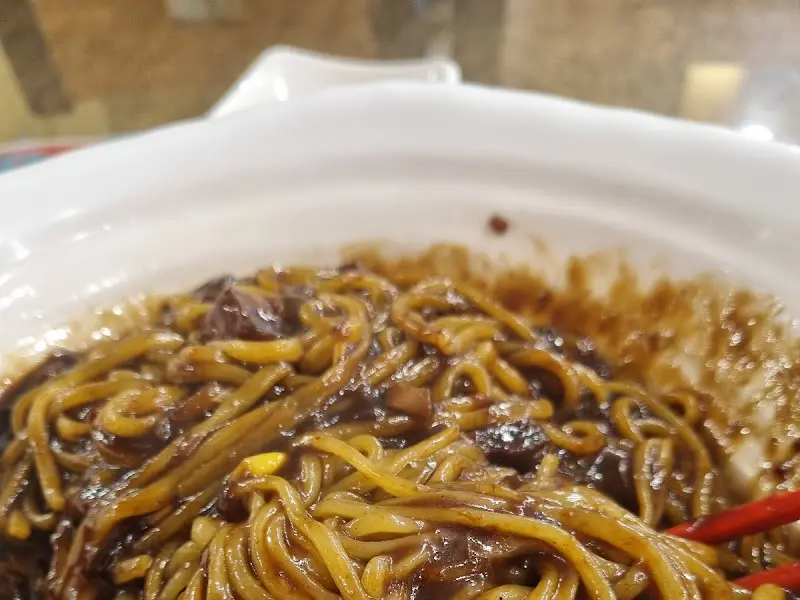짜장면 면발을 들어올린 모습