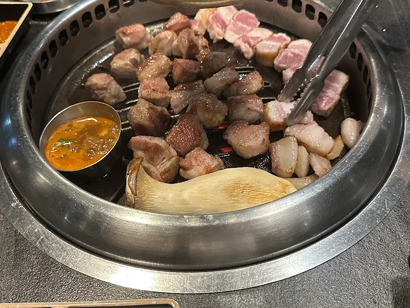 화로 위에서 익어가는 흑돼지