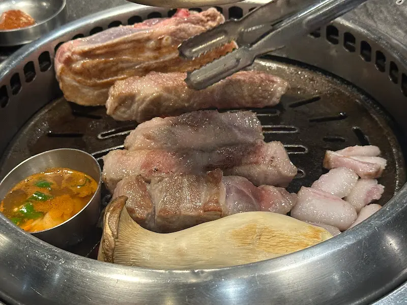 화로에 구워진 흑돼지 근접샷