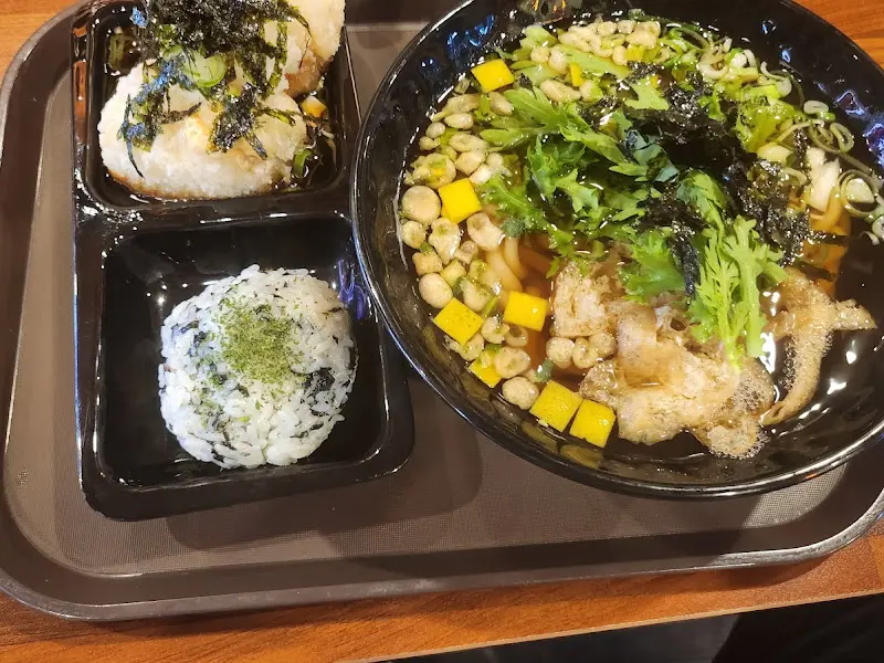 두부튀김우동과 주먹밥