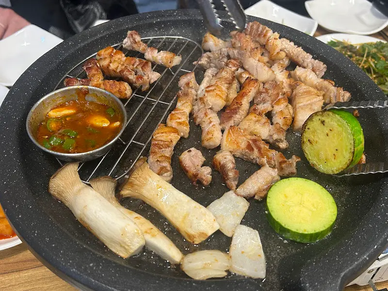 돈국밥 삼겹살과 버섯