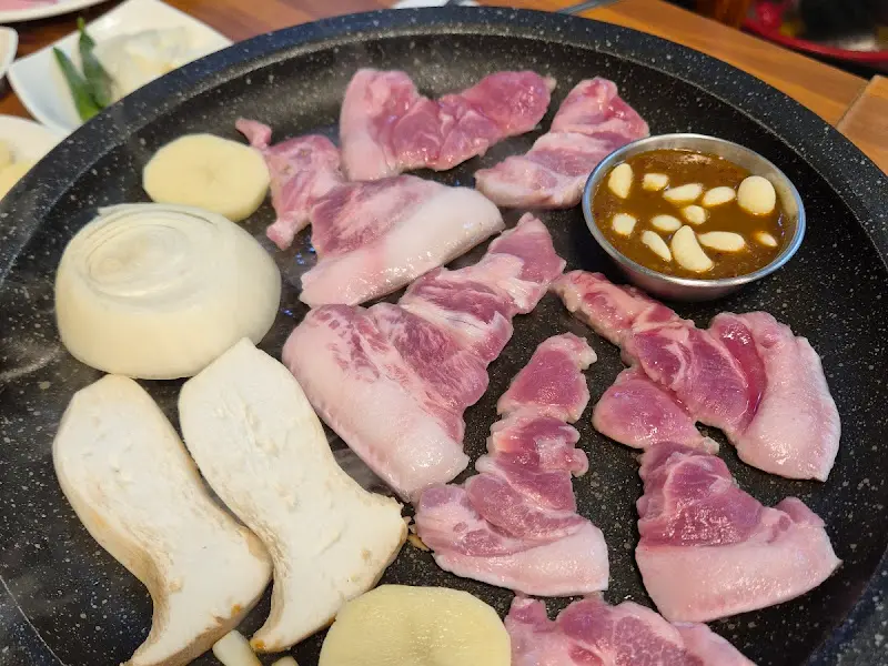 돈국밥 익어가는 삼겹살